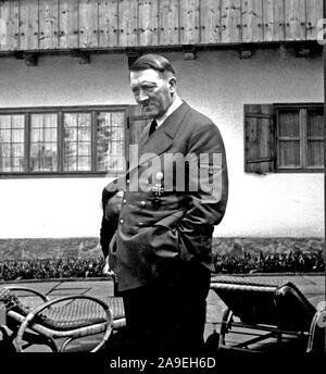 Eva Braun Sammlung (deset) - Adolf Hitler im Freien an seinen Rückzug Ca. 1930s oder 1940s Stockfoto