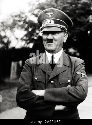 Eva Braun Sammlung (Devet) - Adolf Hitler stand draußen Ca. 1930s oder 1940s Stockfoto