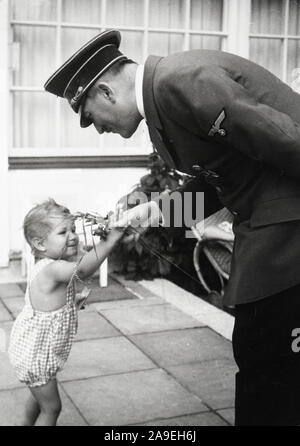 Eva Braun Sammlung (Devet) - Adolf Hitler mit kleinen Mädchen Ca. 1930s oder 1940s Stockfoto