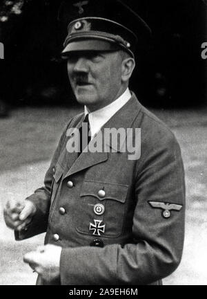 Eva Braun Sammlung (Devet) - Adolf Hitler stand draußen Ca. 1930s oder 1940s Stockfoto