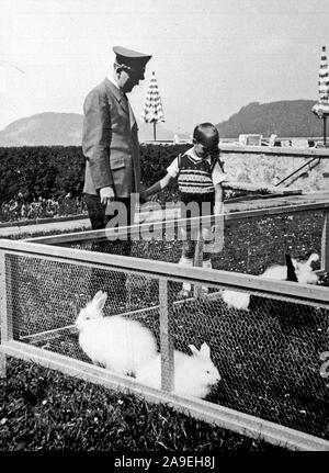 Eva Braun Sammlung (deset) - Adolf Hitler mit kleinen Jungen Ca. 1930s oder 1940s Stockfoto