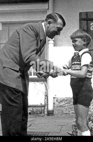 Eva Braun Sammlung (deset) - Adolf Hitler mit kleinen Jungen Ca. 1930s oder 1940s Stockfoto