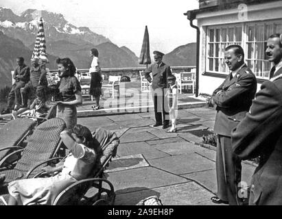 Eva Braun Sammlung (deset) - Adolf Hitler mit kleinen Jungen Ca. 1930s oder 1940s Stockfoto