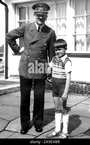 Eva Braun Sammlung (deset) - Adolf Hitler mit kleinen Jungen Ca. 1930s oder 1940s Stockfoto