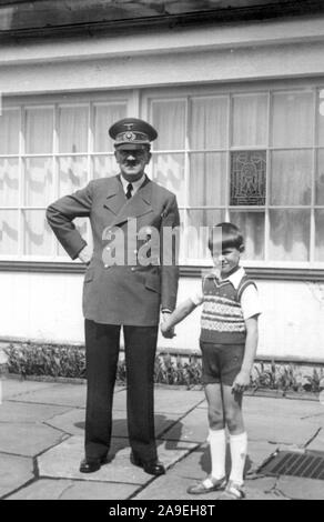 Eva Braun Sammlung (deset) - Adolf Hitler mit kleinen Jungen Ca. 1930s oder 1940s Stockfoto