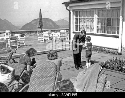 Eva Braun Sammlung (deset) - Adolf Hitler mit kleinen Jungen Ca. 1930s oder 1940s Stockfoto