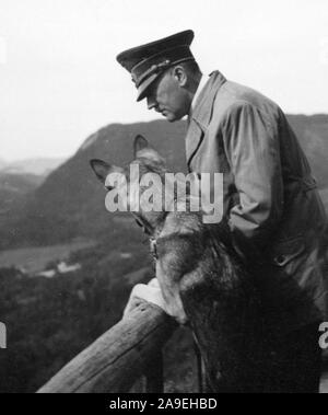 Eva Braun Sammlung (trinaest) - Adolf Hitler mit seinem Deutschen Schäferhund Ca. 1930s oder 1940s Stockfoto