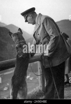 Eva Braun Sammlung (trinaest) - Adolf Hitler mit seinem Deutschen Schäferhund Ca. 1930s oder 1940s Stockfoto