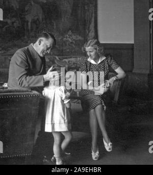 Eva Braun Sammlung (trinaest) - Adolf Hitler und Eva Braun mit Uschi (Ursala Schneider) Ca. 1930s oder 1940s Stockfoto