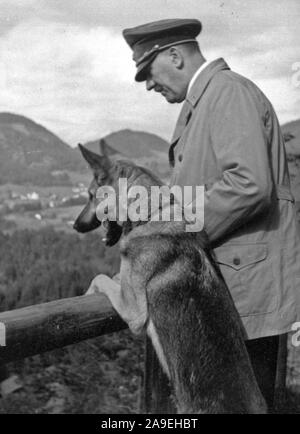 Eva Braun Sammlung (trinaest) - Adolf Hitler mit seinem Deutschen Schäferhund Ca. 1930s oder 1940s Stockfoto