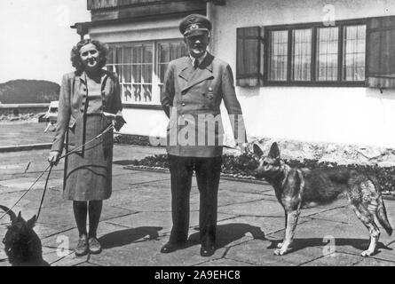 Eva Braun Sammlung (cetrnaest) - Eva Braun und Adolf Hitler und ihre Hunde Ca. 1930s oder 1940s Stockfoto