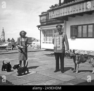 Eva Braun Sammlung (cetrnaest) - Eva Braun und Adolf Hitler und ihre Hunde Ca. 1930s oder 1940s Stockfoto