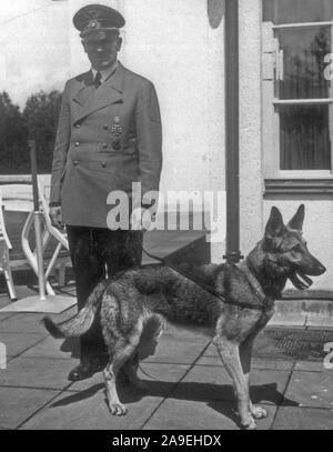 Eva Braun Sammlung (cetrnaest) - Adolf Hitler und seine deutschen Schäfer hund Ca. 1930s oder 1940s Stockfoto