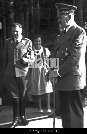 Eva Braun Sammlung (dvadvadaset) - Adolf Hitler und walking stick Ca. 1938 Stockfoto