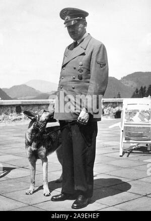 Eva Braun Sammlung (cetrnaest) - Adolf Hitler und seine deutschen Schäfer hund Ca. 1930s oder 1940s Stockfoto