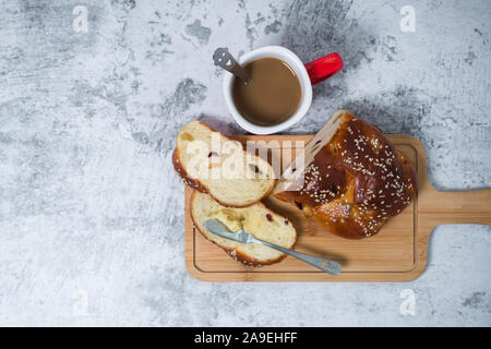 Flach, Frühstück Brunch am Tisch. Brot, Kaffee und Butter Verbreitung Messer essen Konzept. Stockfoto