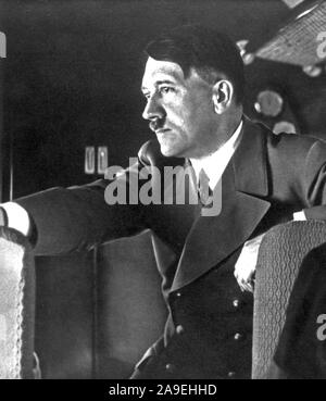 Eva Braun Sammlung (dvadvadaset) - Adolf Hitler auf einem Flug von München nach Berlin Ca. 1930s oder 1940s Stockfoto