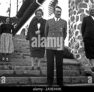 Eva Braun Sammlung (Dvadeset ossam) - Adolf Hitler stand auf der Treppe Ca. 1930s oder 1940s Stockfoto