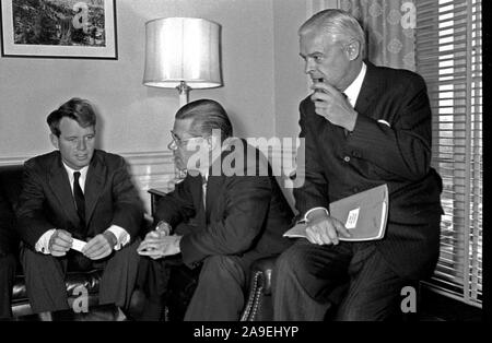 Us-Justizminister Robert F. Kennedy, Links, trifft sich mit Verteidigungsminister Robert S. McNamara, Mitte und Sekretär der Marine Paul H. Nitze am Pentagon. Stockfoto