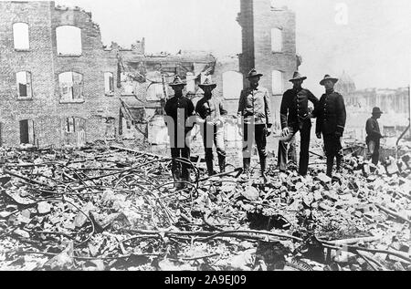 Soldaten vom Presidio stand inmitten der Trümmer der gefallenen Gebäude nach dem Erdbeben. Die Halle der Aufzeichnungen (Dome) ist im Hintergrund (rechts). Stockfoto