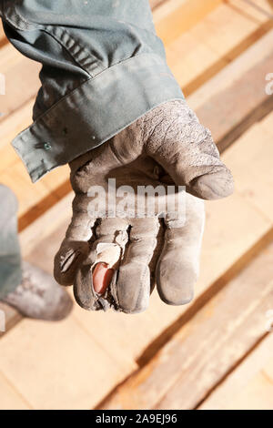 Abgenutzte Arbeitshandschuh Stockfoto