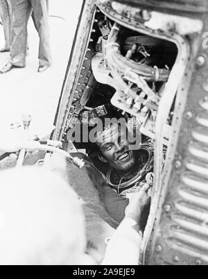 (16 Mai 1963) - - - Astronaut L. Gordon Cooper jr., Pilot der Mercury-Atlas 9 (MA-9) Mission, hat ein Lächeln für die Crew der USS Kearsarge Stockfoto