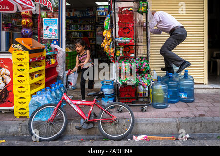 Mädchen und ein Mann, der an einem kleinen Shop, Istanbul, Türkei Stockfoto