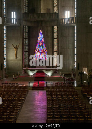 Kirche Saint-Pierre. Der Altar und die großen Buntglasfenster (von Claude Idoux getan). Royan, Frankreich. Stockfoto