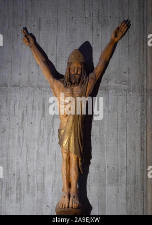 Christus am Kreuz, Arbeiten in Holz, geformt von Pater Michel Aupetit (1998). Kirche Notre-Dame von Royan Royan, Frankreich. Stockfoto