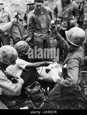 Verwundete Soldaten auf Okinawa verabreicht wird Blutplasma Stockfoto