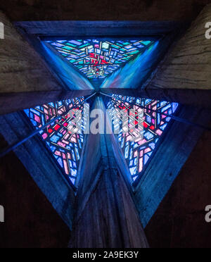 Blick auf die Glasfenster, die von Henri Martin-Granel, von der Decke der Heiligen Schrift, von Royan Kirche, Royan, Frankreich. Stockfoto