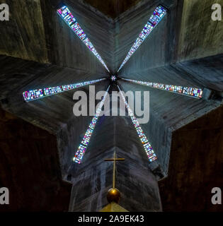 Ansicht gegen die Glasfenster des Taufwassers. Kirche Notre-Dame de Royan, Frankreich Stockfoto