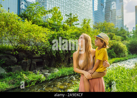 Mutter und Sohn Touristen in Cheonggyecheon Strom in Seoul, Korea. Cheonggyecheon Strom ist das Ergebnis einer massiven Stadterneuerung Projekt. Reisen nach Korea Stockfoto