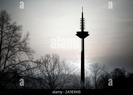 Frankfurter Fernsehturm in der Hintergrundbeleuchtung Stockfoto