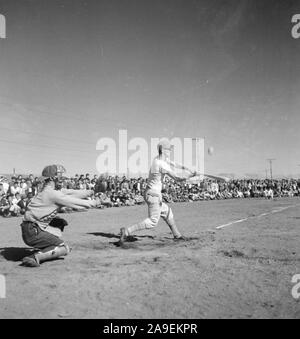 Tule Lake Segregation Zentrum, Newell, Kalifornien. Die Liga Baseball Saison 1944 erhielt unterwegs am Tule Lake Segregation Zentrum am 19. April. Project Director Ray R. Beste warf heraus die erste Kugel. Stockfoto