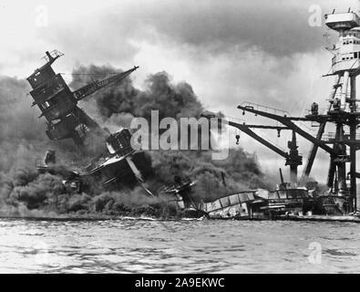 Das Schlachtschiff USS Arizona Untergang nach geschlagen werden von japanischen Luftangriff auf Dez. 7,1941., 12071941 Stockfoto