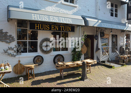 Den Burg, Texel / Niederlande - August 2019: Touristische shop" Kees De Waal" mit Souvenirs im Zentrum von Den Burg auf der Insel Texel. Stockfoto
