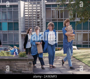 1988 - Arbeit Kraft verlassen Empire Stores Versandhandel Fabrik, Wakefield, West Yorkshire, Nordengland, Großbritannien Stockfoto