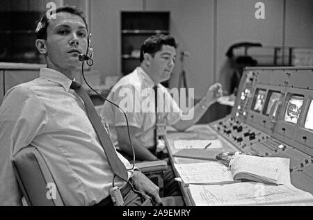 S 68-50696 (Oktober 1968) - - - Public Affairs Office (PAO) Kommentator Douglas K. Ward (Vordergrund) dargestellt an seiner Konsole in der Mission Operations Control Room (Mocr) im Mission Control Center der NASA Johnson Space Center ist während des Fluges von Apollo 7. Photo Credit: NASA Stockfoto