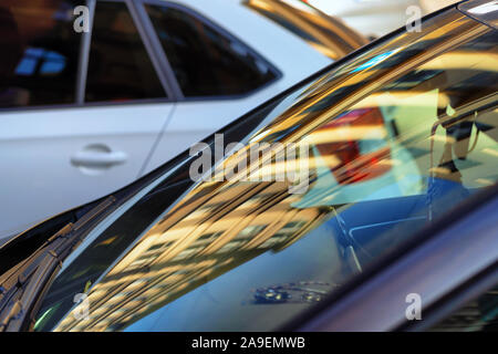 Straße Reflektion im Glas ein Auto Stockfoto