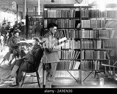 1918 oder 1919 - Bibliotheken - Alabama durch Iowa - Innenraum von Camp Bibliothek, Camp Gordon, Atlanta, GA Stockfoto