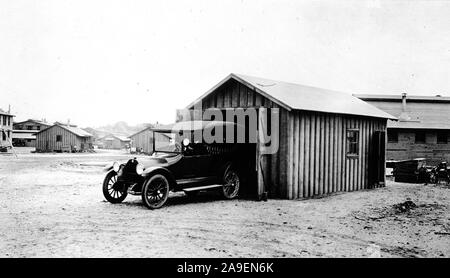 1918 oder 1919 - Bibliotheken - Alabama durch Iowa - L.W. Josselyn, Bibliothekar in seinem Krieg Auto, Camp Johnston Stockfoto