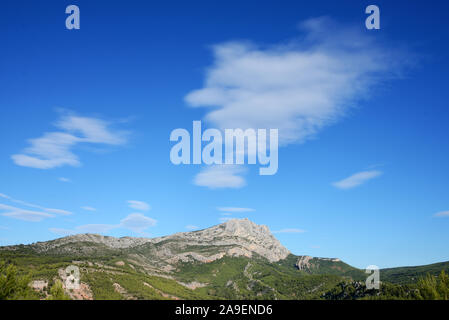 Panorama- oder Panoramablick auf den Mont Sainte-Victoire Berg in der Nähe von Aix-en-Provence Provence Frankreich Stockfoto