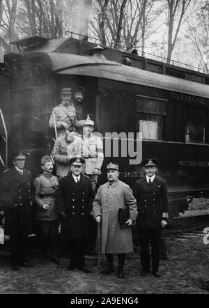 An diesem Punkt der vorläufigen Bedingungen des Waffenstillstandes wurden diskutiert. Auf der rechten Seite der Gruppe (2 Mann) General Weygand, Admiral Wemyss und Marschall Foch Stockfoto