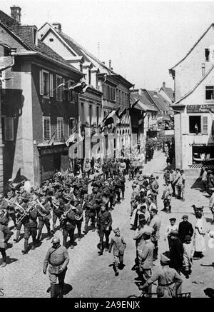 Memorial Day, 1918 - amerikanische Soldaten Memorial Day im Elsass, 30. Mai 1918 feiern. In Masevaux, der provisorisch Hauptstadt des elsässischen Gebiet zurückerobert, die amerikanischen Truppen durch ihre Band unter der Leitung zogen durch die Straßen. In der Kontingent hinter der Band sind eine Delegation der Amerikanischen und der Französischen Offiziere und prominente Bürger Stockfoto