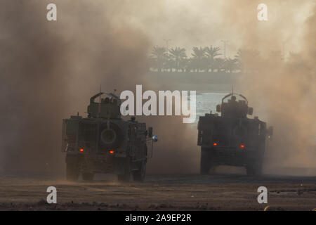Militärische Häcksler und Armee Fahrzeuge fliegen und fahren in die Rauch- und Krieg. Militärisches Konzept von Macht, Kraft, Stärke, Air Raid, explosio Stockfoto