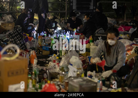 Vorbereitung Molotov Cocktails am frühen Morgen in der Schule Campus für den nächsten Kampf gegen Polizei bewacht. Eine noch nie dagewesene Schlachten an der Chinesischen Universität Hongkong (Cuhk). Hongkong protestieren kontinuierlich an ihrem fünften Monate. Einen stadtweiten Streik forderte am Montag, 11. November 2019 begonnen, die Teile von Hong Kong zu stoppen als MTR-Stationen geschlossen und mehrere Straßensperren errichtet wurden. Hongkong 13.11.2019 Stockfoto