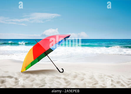 Sonnenschirm am Sandstrand Stockfoto