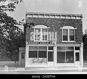 Nach einem kurzen Gastspiel in der Druckbranche, Orville und Wilbur Wright beschlossen, ein Fahrrad Shop gemeinsam in Dayton, Ohio zu öffnen. Dieses Foto zeigt den Wright Cycle shop, wie es im Jahr 1937 nach Greenfield Village in Dearborn, Michigan, dem Henry Ford Museum bewegt wird. Stockfoto