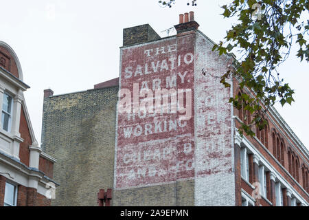 Eine Heilsarmee ghost Zeichen auf Old Street, London, UK Stockfoto